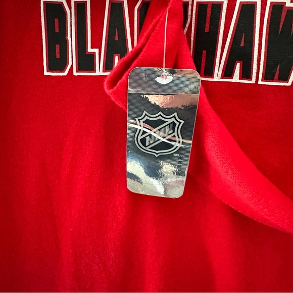 NHL (L 10/12) Red and Gray Chicago Blackhawks Long Sleeve Hooded Sweater - Picture 4 of 6